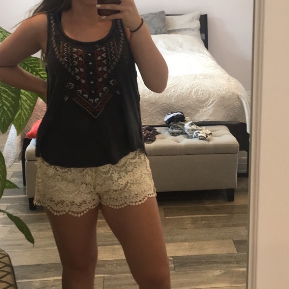 Really cute top with a boho design - Picture 2 of 4